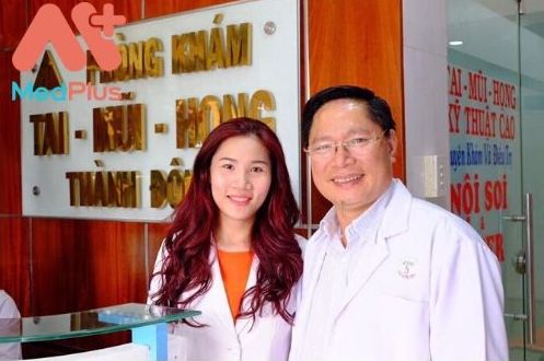 Bác sĩ Tai - Mũi - Họng Nguyễn Thành Đông (bên phải) cùng đồng nghiệp