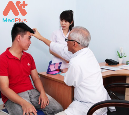 Bác sĩ Thiện Quang đang thăm khám cho bệnh nhân