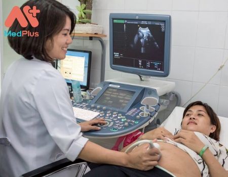 Nhân viên Phòng khám Minh Khai đang siêu âm cho bệnh nhân
