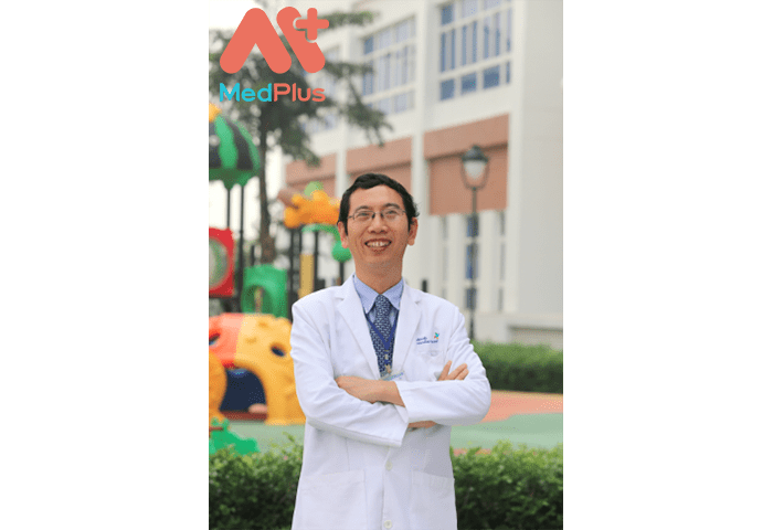 Bác sĩ Nguyễn Minh Tiến hiện đang là Phó Giám đốc Bệnh viện Nhi đồng Thành phố