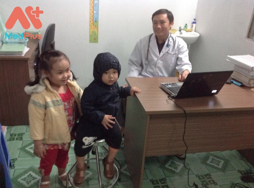 Bác sĩ Nguyễn Khôi là người rất yêu trẻ con, bác sĩ cũng nhận được sự yêu quý của nhiều bé thường xuyên thăm khám
