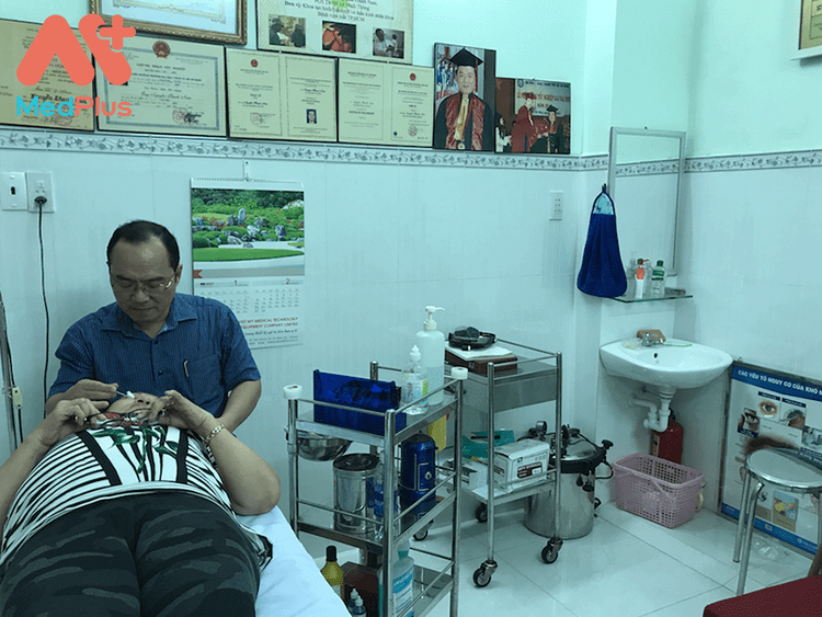 Tiến sĩ – Bác sĩ Nguyễn Thanh Nam là một bác sĩ chuyên khoa Mắt giỏi, có chuyên môn cao, với nhiều năm kinh nghiệm trong nghề bác sĩ được nhiều bệnh nhân tin tưởng đến thăm khám.