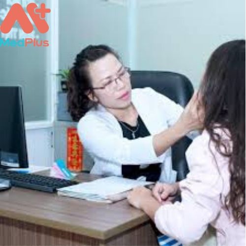 BS Nguyễn Thị Thùy Dung đang khám bệnh cho bệnh nhân