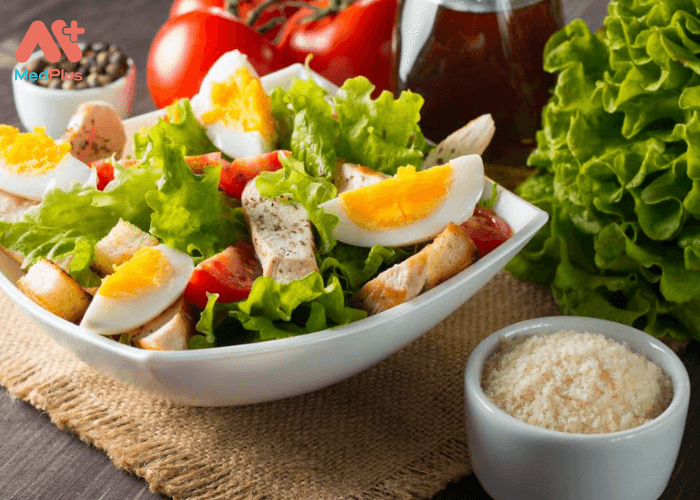 Salad rau củ với lòng đỏ trứng đà điểu