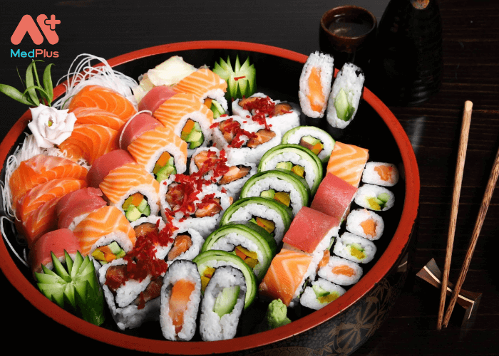 Thành phần chủ yếu trong sushi là cá sống, một số loại cá được sử dụng nhiều như: cá thu, cá kiếm, cá ngừ,...