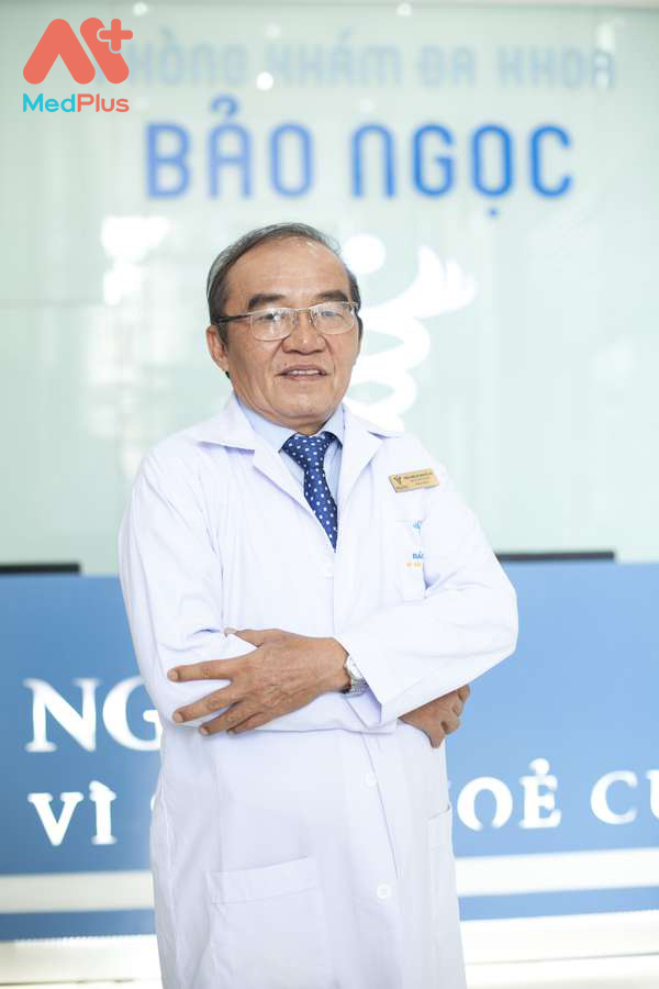  BS.CKII. Trần Thịnh là bác sĩ có chuyên môn hàng chục năm chuyên khám và điều trị bệnh da liễu đặc biệt là bệnh viêm da cơ địa.