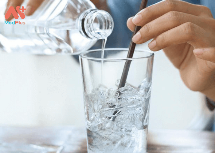 Bà bầu uống nước đá lạnh và 6 công dụng bất ngờ cho mẹ 133 Bà bầu uống nước đá lạnh có tác dụng cung cấp nước cho cơ thể. Ngăn ngừa khả năng bị mất nước khi mang thai.