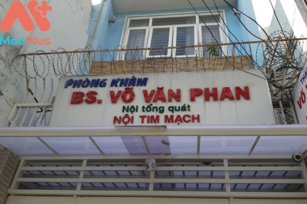 Bảng tên của Phòng khám nội của BS Phan