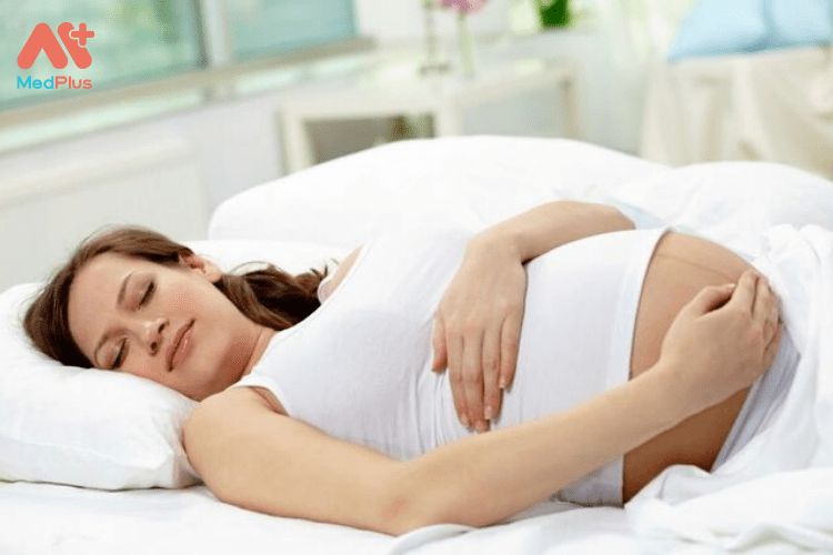 phụ nữ mang thai ăn salad giúp ngủ ngon hiệu quả