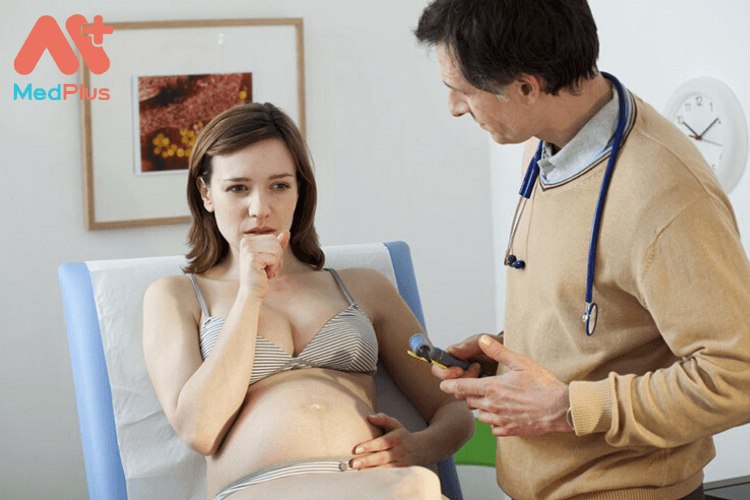 phụ nữ mang thai bị hôi miệng nên đến gặp nha sĩ để được hỗ trợ