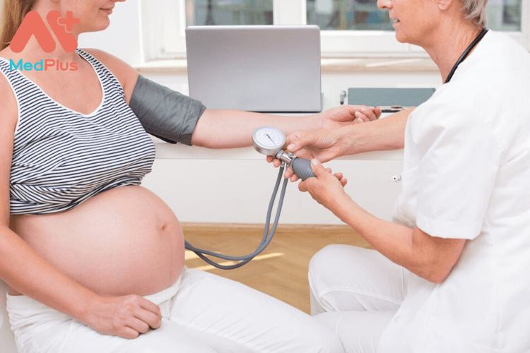 Bà bầu bị huyết áp thấp phải làm sao? Có ảnh hưởng đến thai nhi không? 132 Bà bầu bị huyết áp thấp phải làm gì để an toàn cho mẹ và bé