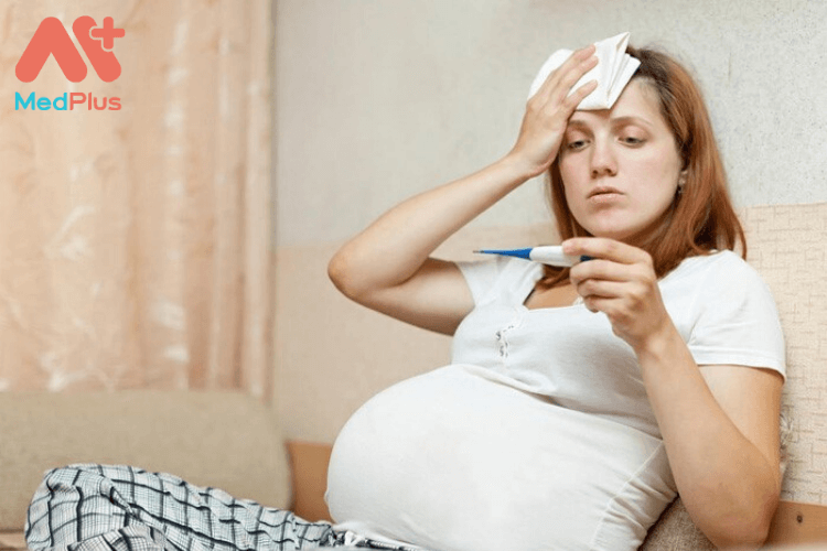 Phụ nữ mang thai bị sốt nên làm gì