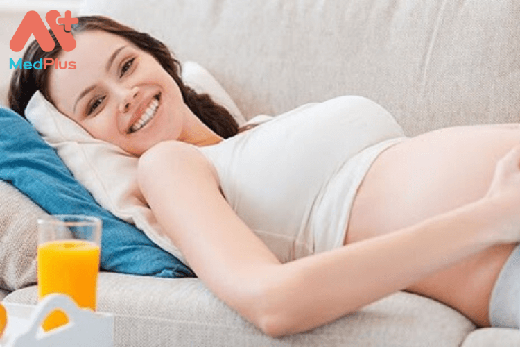 Nghỉ ngơi và ăn uống đầy đủ cũng là một phương pháp hiệu quả giúp trị đau bụng ở bà bầu.