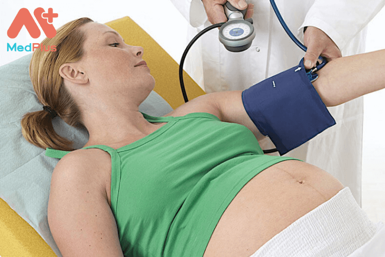 Bà bầu bị huyết áp thấp phải làm sao? Có ảnh hưởng đến thai nhi không? 134 người bị tụt huyết áp nên đến gặp bác sĩ chuyên môn để được hỗ trợ