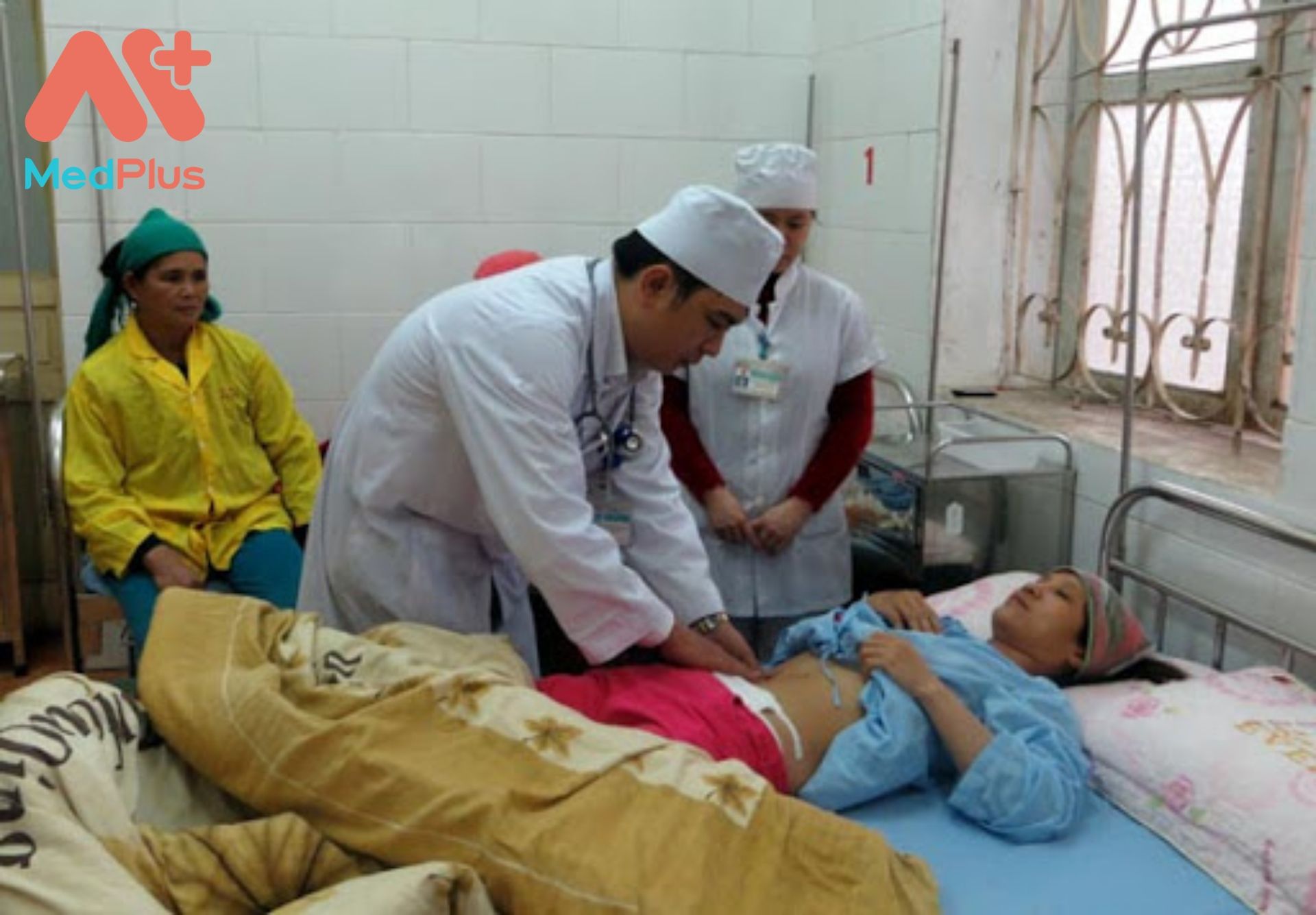 Bác sĩ BV đa khoa huyện Vị Xuyên thăm bệnh nhân