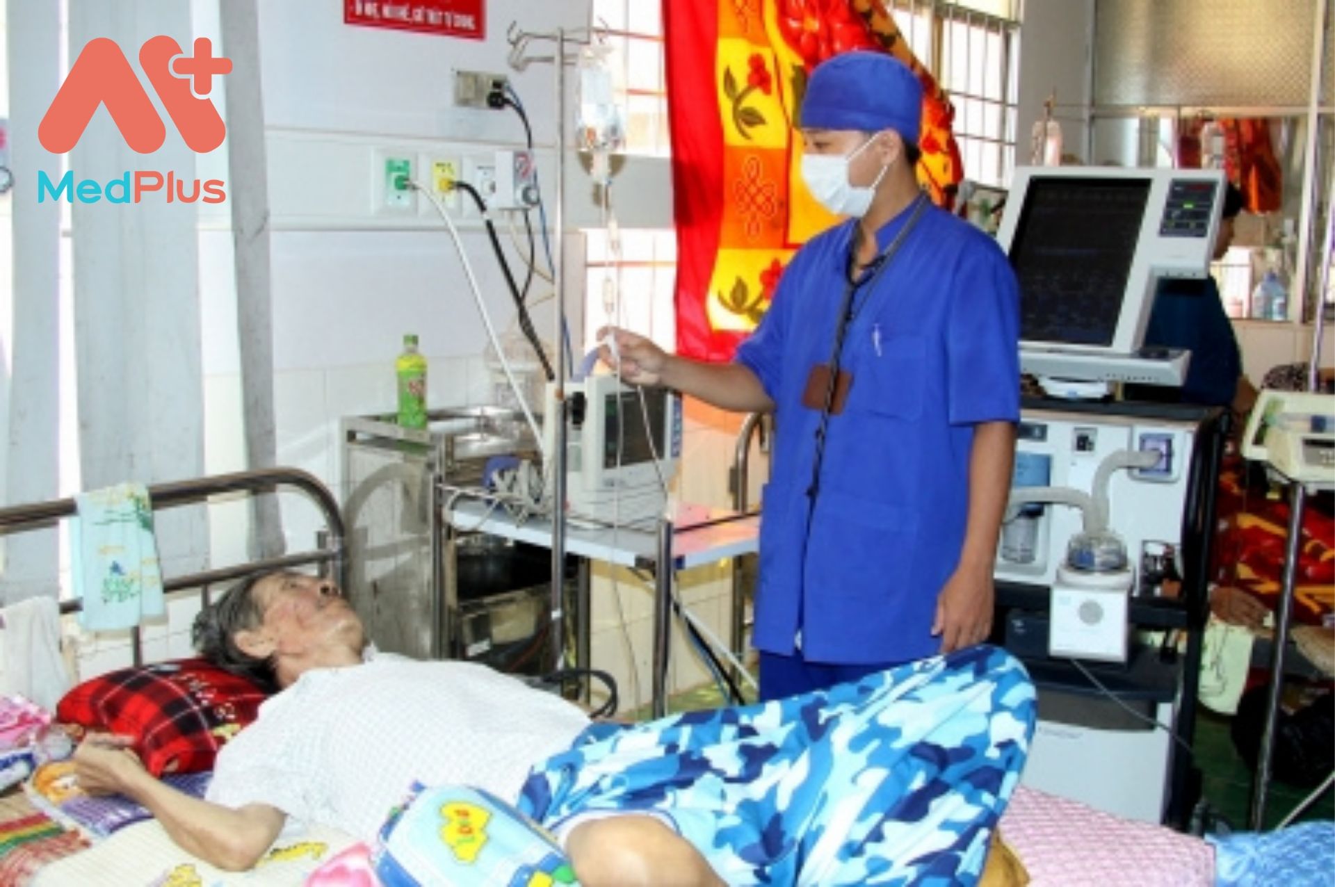 Bác sĩ thăm bệnh tại BV đa khoa khu vực huyện Trần Văn Thời