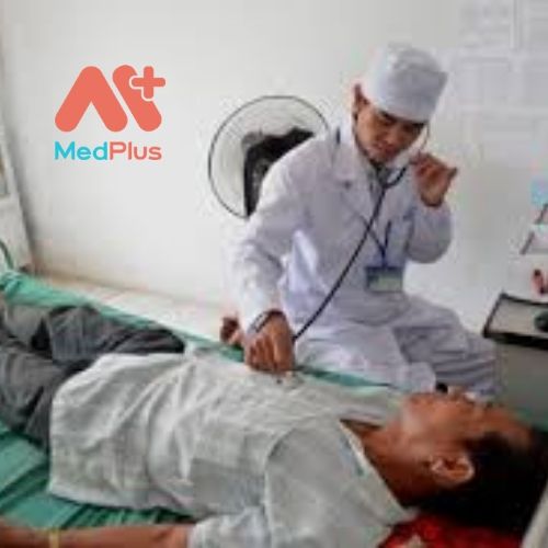 Bác sĩ điều trị tại TTYT huyện Ngọc Hiển