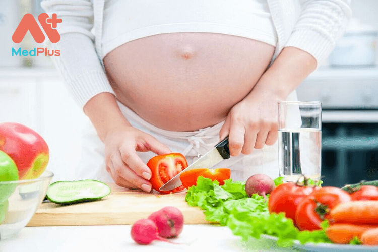 Phụ nữ mang thai bị sôi bụng nên ăn gì?