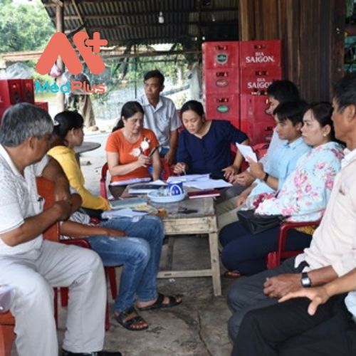TTYT Hồng Dân và UBND xã triển khai kế hoạch, vẽ sơ đồ phòng chống dịch sốt xuất huyết trên địa bàn xã Vĩnh Lộc A.
