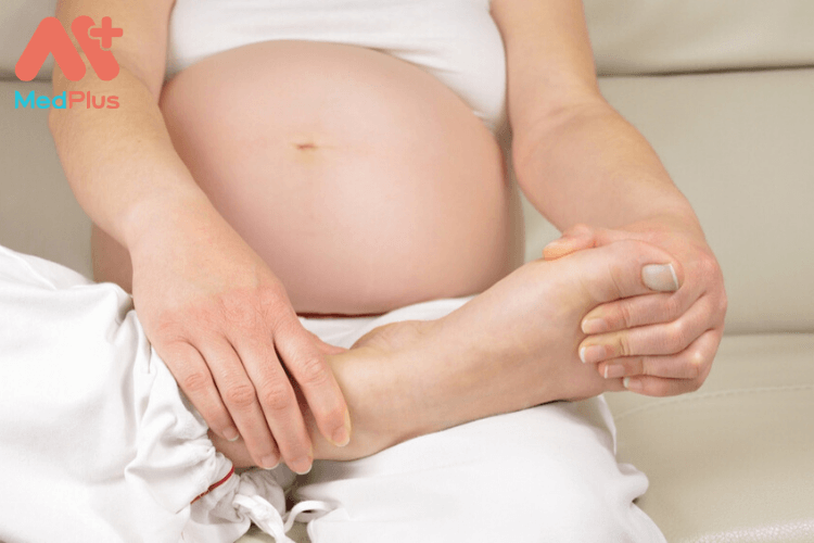 Trong một vài trường hợp, thai phụ bị phù chân có thể là đang cảnh báo cho dấu hiệu nghiệm trọng nào đó. Vậy bà bầu bị phù chân phải làm sao?