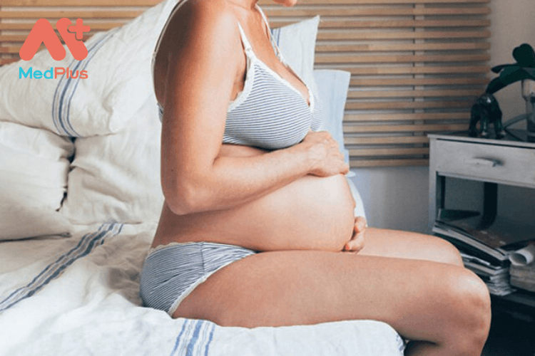 Bà bầu bị ra khí hư có ảnh hưởng đến thai nhi không?