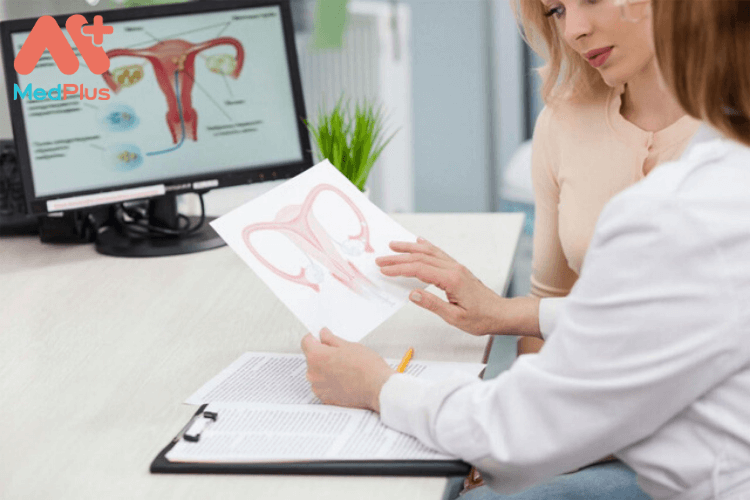 Bị u nang buồng trứng khi mang thai cần đến gặp bác sĩ để được điều trị