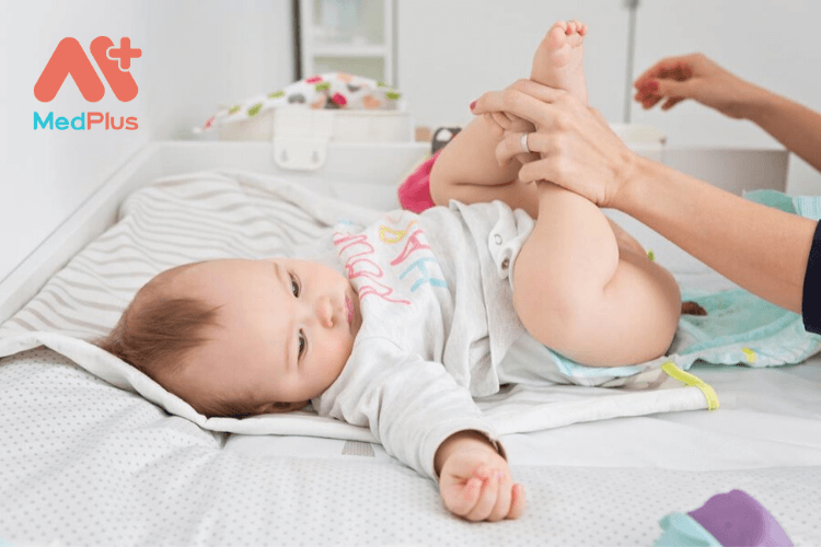 Trẻ sơ sinh bị tiêu chảy có sao không?