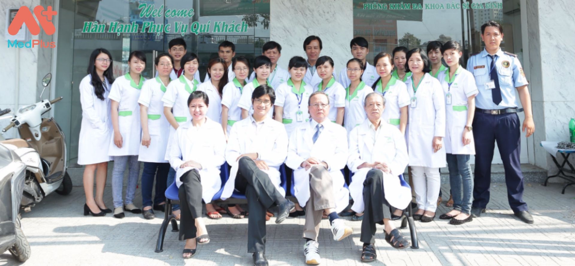 Đội ngũ y bác sĩ và nhân viên tại Phòng khám quốc tế Hàng Xanh
