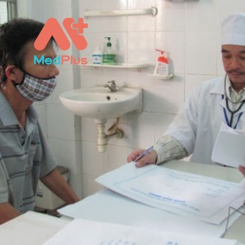 bệnh nhân được bác sĩ chữa trị rất tận tình và chu đáo