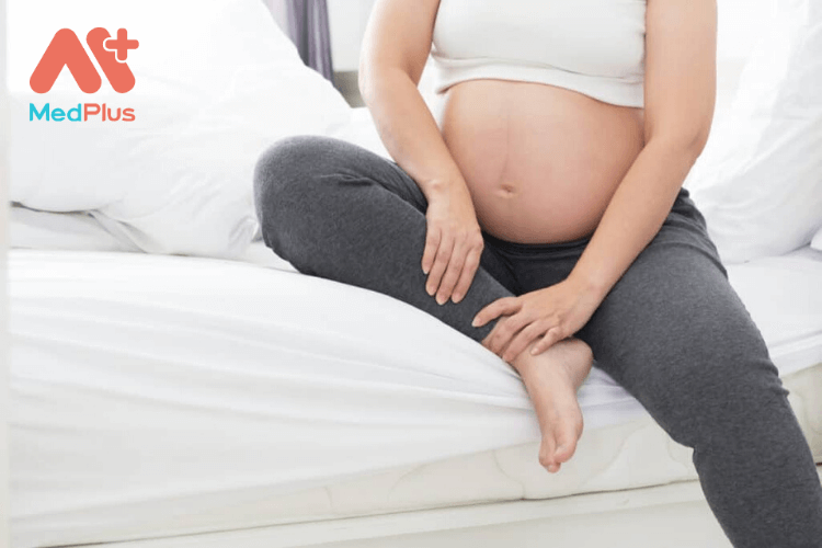 Bị ngứa chân khi mang thai phải làm gì