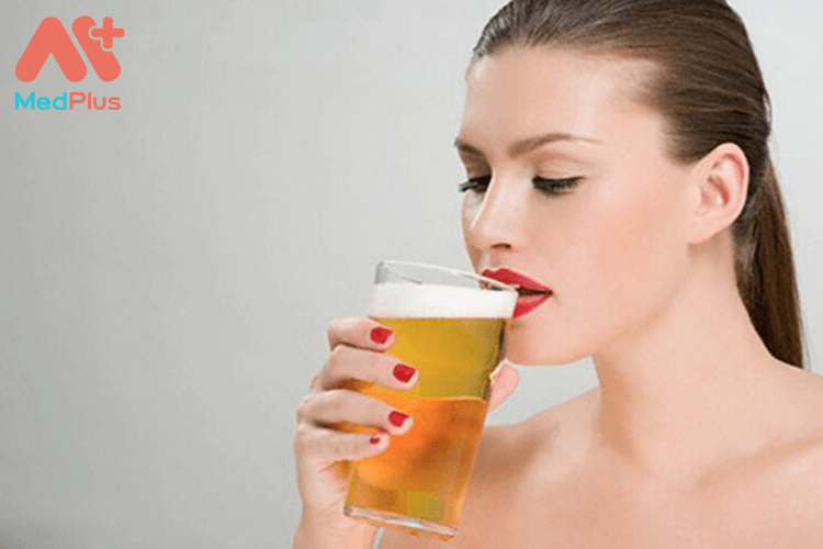 Bà bầu không nên sử dụng những loại đồ uống có cồn, như rượu, bia trong giai đoạn mang thai.