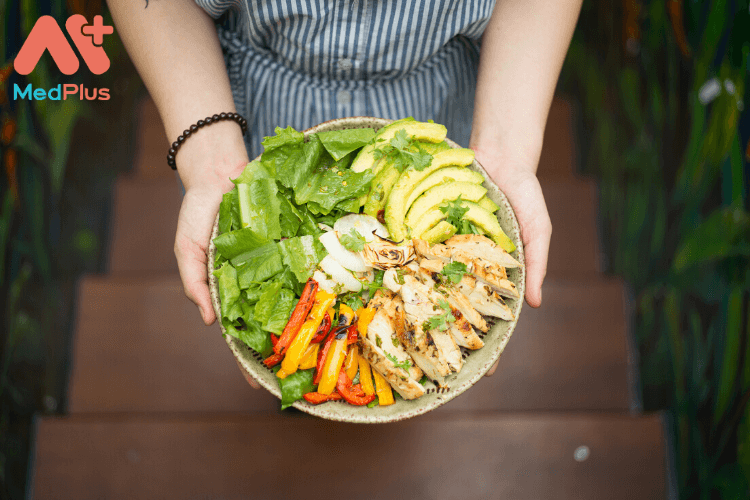 Lưu ý khi ăn salad bơ ức gà đảm bảo sức khỏe
