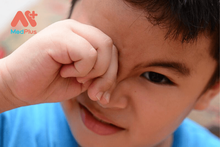 Trẻ nhỏ bị đau mắt hột có sao không?