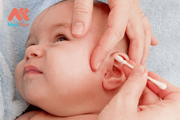 Trẻ sơ sinh bị viêm tai giữa có sao không?