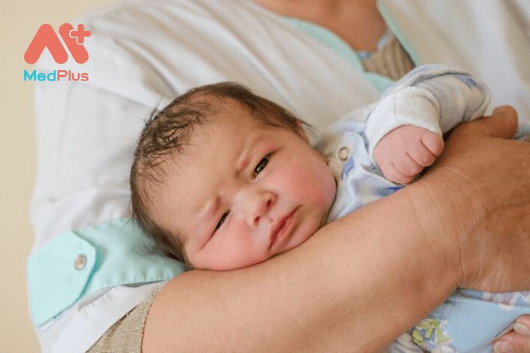 Trẻ sơ sinh bị khó thở có sao không?