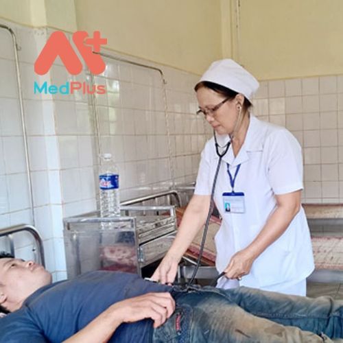 Bác sĩ của BV đa khoa cao su Đồng Phú khám bệnh cho công nhân