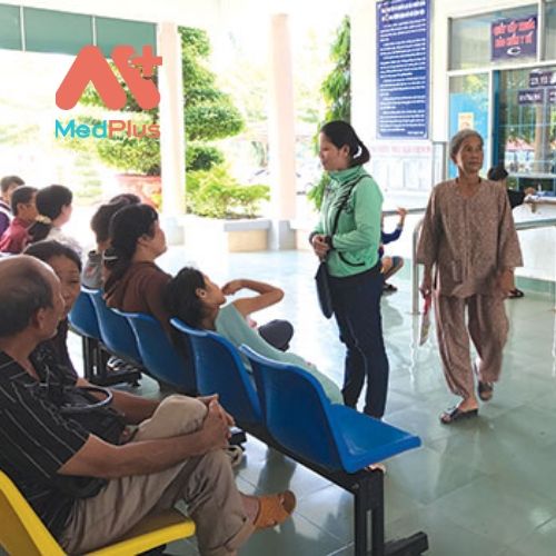 Người dân chờ cấp thuốc BHYT tại TT Y tế huyện Hàm Tân.