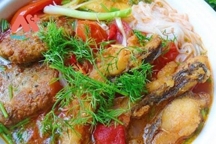 Chuẩn bị món bánh đa cá rô phi cho bữa sáng tốt lành