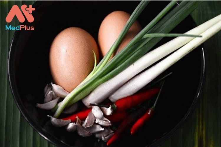 Cách chọn mua nguyên liệu làm trứng chiên lá chuối