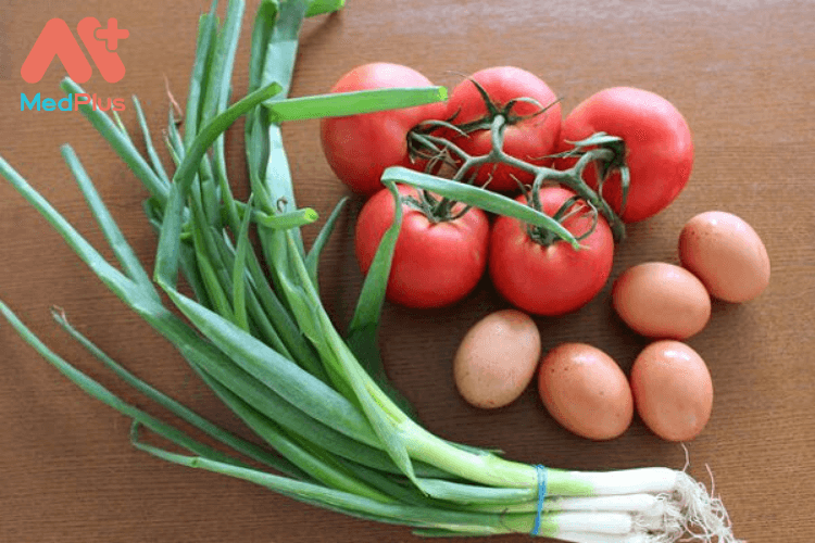 Chuẩn bị nguyên liệu nấu canh cà chua trứng