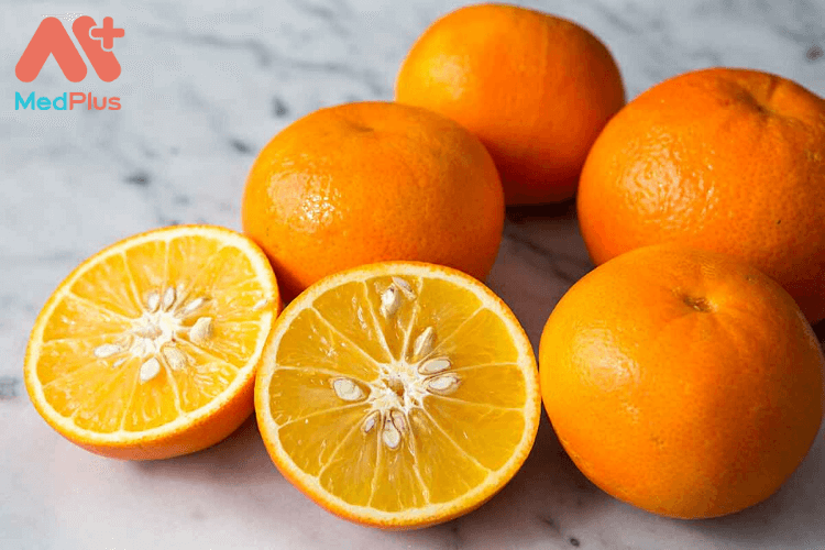 Trong cam chứa hàm lượng vitamin C khá cao, giúp tăng cường hệ thống miễn dịch của mẹ và bé.