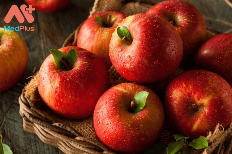 Trong táo chứa các chất chống oxy hóa mạnh mẽ như flavonoid và chất phytochemical, bà bầu ăn táo giúp loại bỏ các gốc tự do khỏi cơ thể.