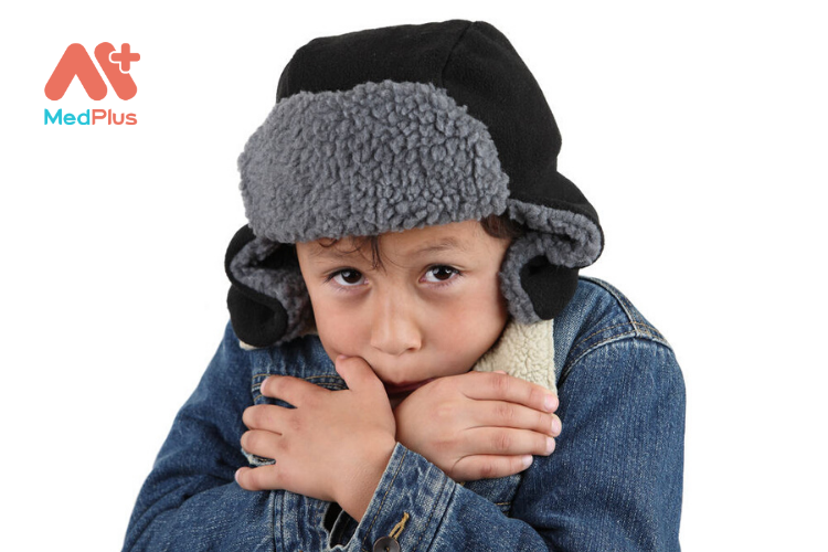 Trẻ bị hạ thân nhiệt do đâu?
