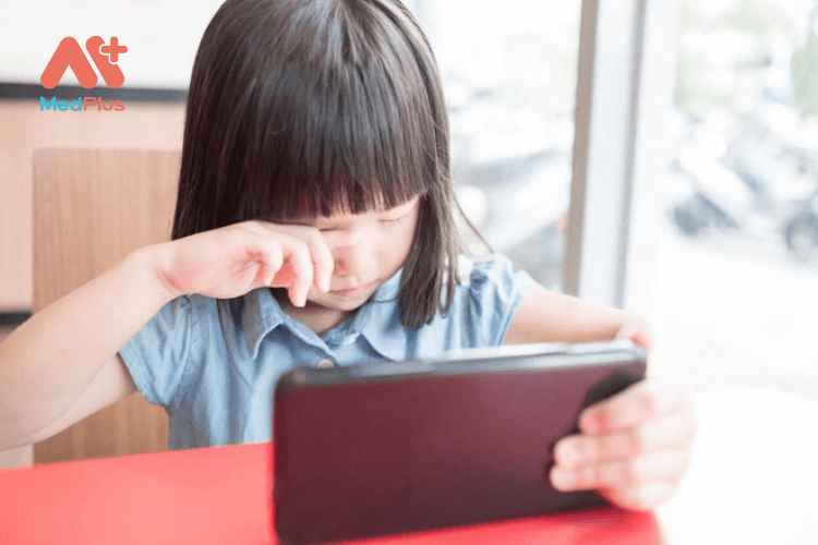 Trẻ bị khô mắt có sao không? - Nguyên nhân và cách điều trị 130 Trẻ bị khô mắt có sao không?