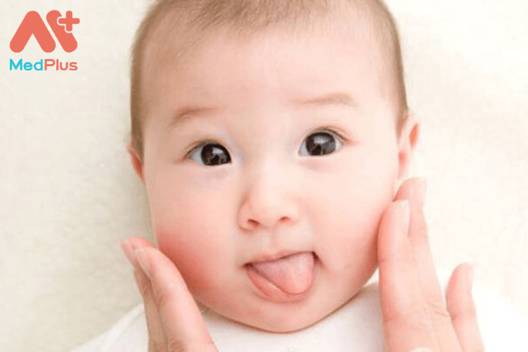 Trẻ sơ sinh bị lác mắt có sao không?