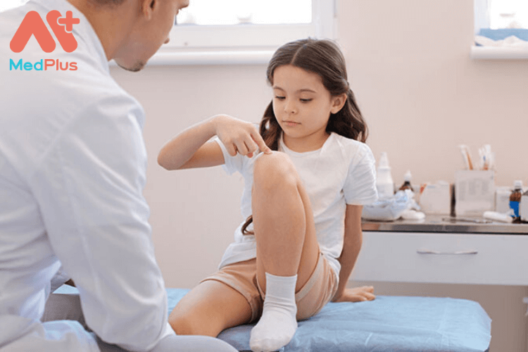 Trẻ nhỏ bị đau chân có sao không?