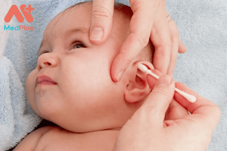 Trẻ sơ sinh bị hôi tai có sao không?