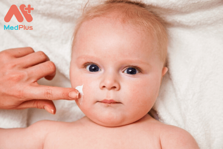 Trẻ sơ sinh bị khô da có sao không?