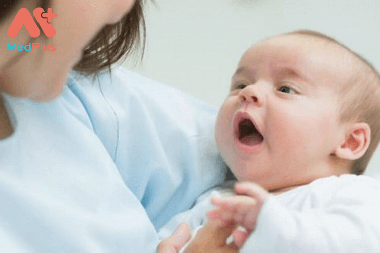 Trẻ sơ sinh bị nấc cụt có sao không?
