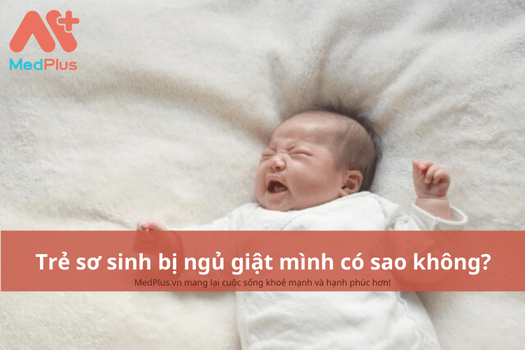 Trẻ sơ sinh bị ngủ giật mình có sao không?